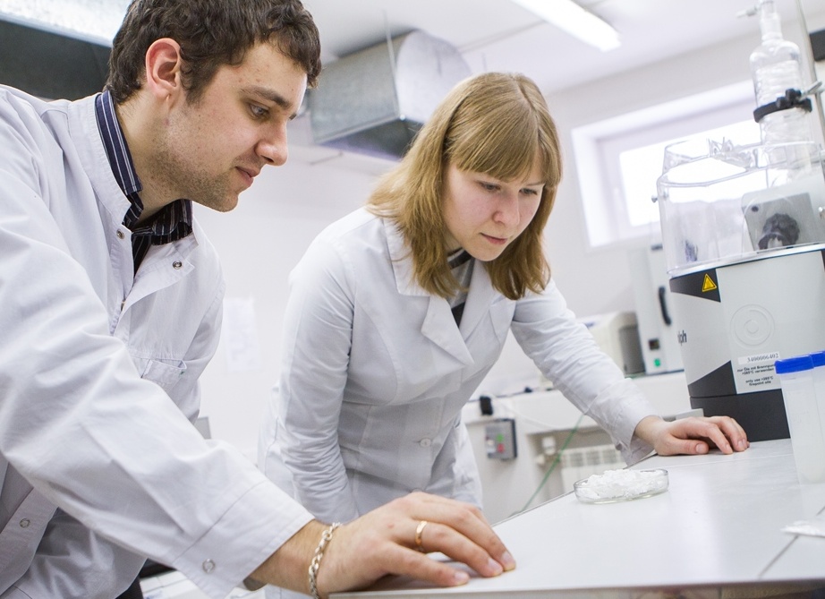 Ученые лаборатории каталитических исследований Томского госуниверситета разработали смолу ПМ-14, которая более пластична и дешева по сравнению с обычным цементом, но которую также  можно использовать при строительстве городских дорог