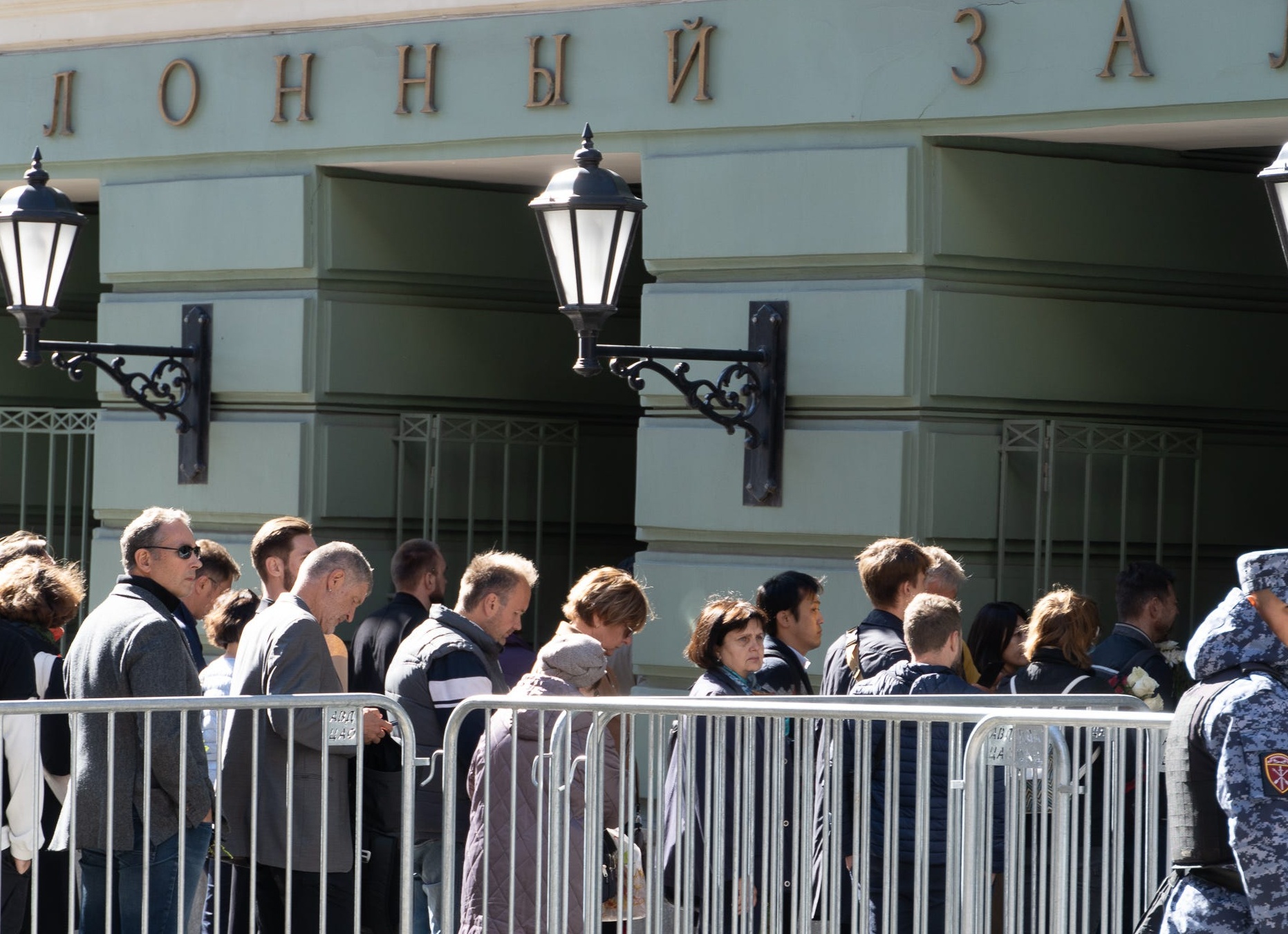 Впервые крупный бизнесмен Михаил Куснирович официально назван владельцем 75,6% торгового дома ГУМ, который управляет историческим универмагом на Красной площади  Москвы