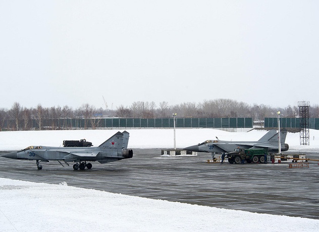 Аэродром Елизово - воздушные ворота Камчатки - в ближайшие дни получит реконструированные объекты аэродромной инфраструктуры: перрон для посадки пассажиров в самолеты и рулежные дорожки №4, 7, 9