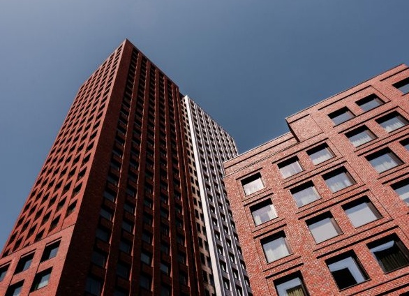 В Береговом проезде на западе Москвы  завершается строительство высотного многофункционального комплекса с детским образовательным учреждением и автостоянкой на 1013 машиномест