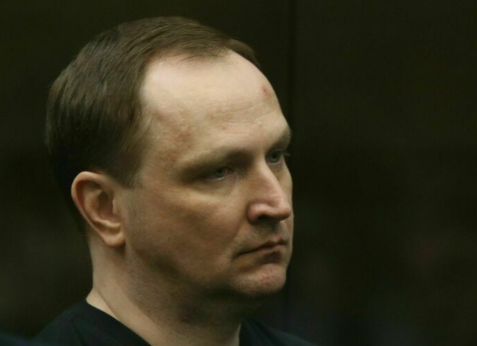 Экс-глава антикоррупционного Департамента МВД Денис Сугробов, обвиняющийся ныне в превышении должностных полномочий, подал в Пресненский суд Москвы   иск к газете 